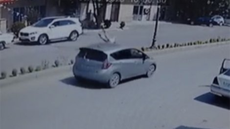 Goranboyda həkim maşınla 11 yaşlı qızı vurdu - VİDEO