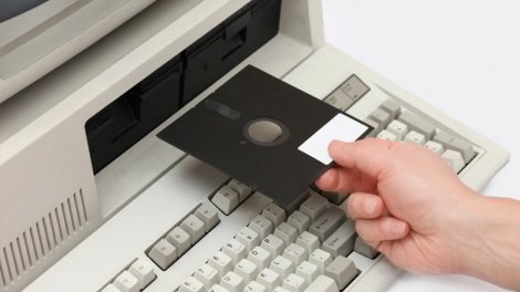 Milyonlarla insanın həyatı hələ də disketlərdən asılıdır!