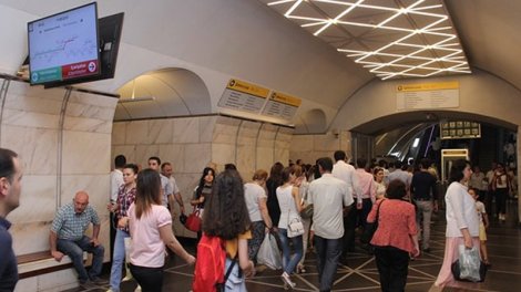 Metroda azyaşlıya qeyri-etik hərəkətlər etdi - Həbs olundu