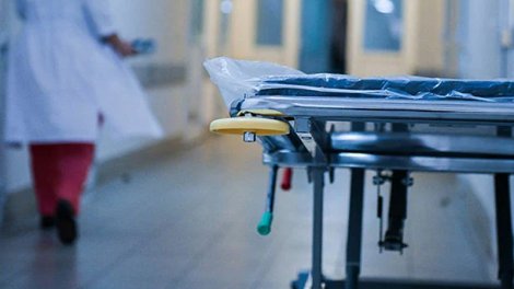 Müalicə aldığı xəstəxananın pəncərəsindən yıxılıb öldü
