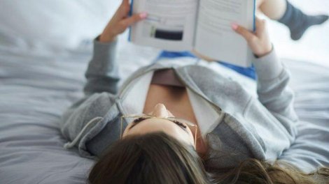 Uzanaraq kitab oxuyanların diqqətinə!