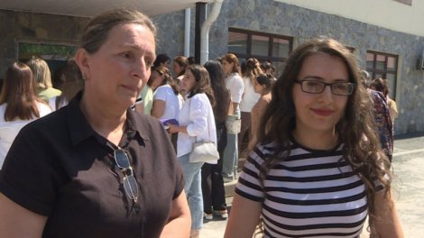 İmtahanda unikal hadisə: Ana və qızı eyni gündə yüksək baş topladı - FOTO