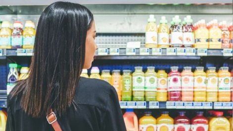 Şüşə qablardakı içkilərdə plastik butulkalardakından daha çox mikroplastik tapılıb - TƏDQİQAT