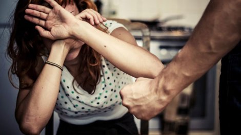 Arvadını ağacla döyüb yaraladı, sonra özünü öldürdü