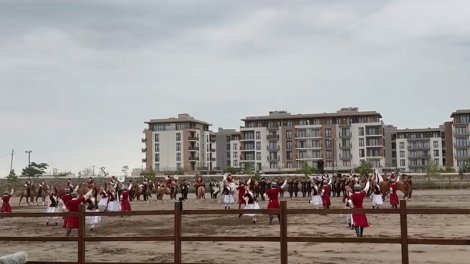 Zirvə görüşünün iştirakçıları "İmarət"də Qarabağ atlarının "Zəfər" şousunu izlədi
