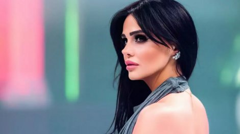 Azərbaycanlı müğənni özünə 154 minlik boyunbağı aldı - FOTO