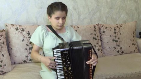 Görmə məhdudiyyətli qarmon ifaçısı qızın həyat hekayəsi - VİDEO