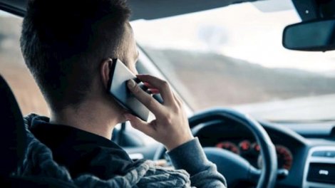 Sürücülərin telefon istifadəsi yol-qəza hadisələrinə səbəb olur
