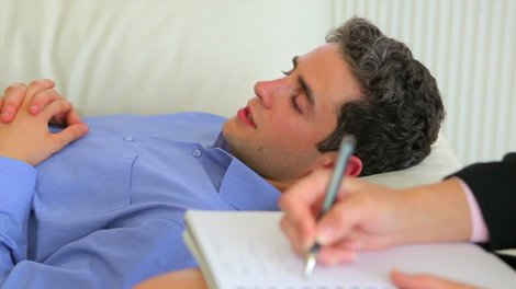 Terapiya zamanı hiss etdiklərini açıq danışmaqda çətinlik çəkənlər nə etməlidir?