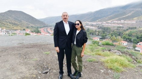 Prezident və birinci xanım Kəlbəcər sakinləri ilə görüşdü, mənzillərin açarlarını təqdim etdi - YENİLƏNİB