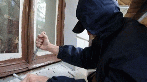 Pəncərədən evə girib 7000 manat oğurladı