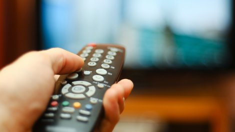 Orta yaş depressiyası üçün gizli faktor - Saatlarla televizora baxmaq...