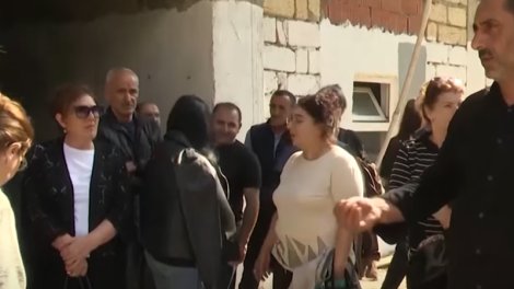 8 ildir evlərinə həsrət qalıblar: "Eurostroy S.S" mənzilləri təhvil vermir