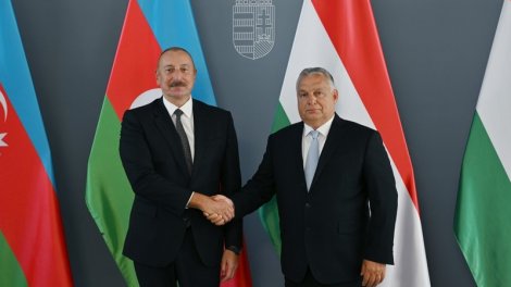 İlham Əliyev Orbanı təbrik etdi

