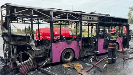 Yolun ortasında alışıb yanan avtobuslar - Səbəb nədir?