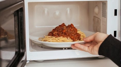 Mikrodalğalı sobada yemək isitmək ziyanlıdır?