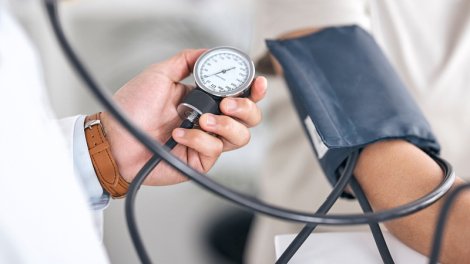 Qan təzyiqinin dalğalanmalarında gizli təhlükə aşkar edildi