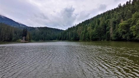 Niyə göllərin suyu yerə hopmur?