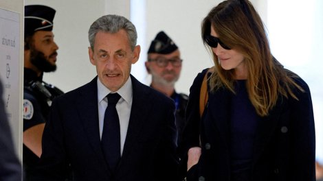 KİV: Sarkozi həbsxana yeməyindən qorxur və yalnız qatıqla dolanır