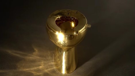 Amerikalı milyarder 100 kiloluq qızıl unitazını 10 milyon dollara satır - VİDEO