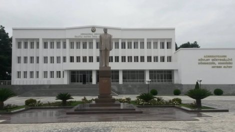 Saatlıda icra hakimiyyətinin binasının qarşısında nalayiq ifadələr işlədən şəxs həbs edilib