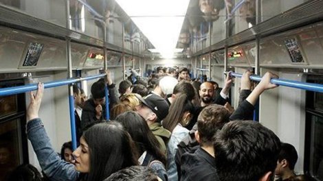 İctimai nəqliyyatda yer vermək məcburidir?