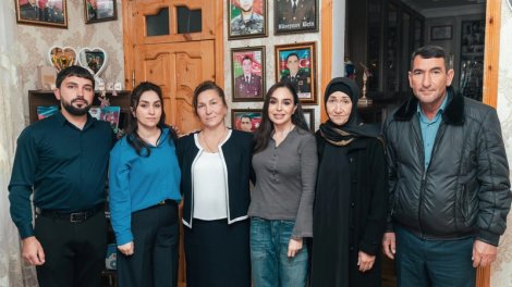 Leyla Əliyeva Mingəçevirdə şəhid ailəsini ziyarət edib, bir sıra sosial müəssisələrlə tanış oldu - FOTO