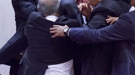 İcra Hakimiyyətindəki qəbulda qalmaqal- Vəzifəli şəxs başçının müavininə hücum etdi