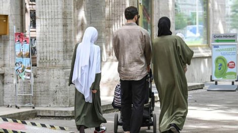 Sığınacaq müraciətləri rədd edilmiş bir milyon insan Almaniyada yaşamağa davam edir