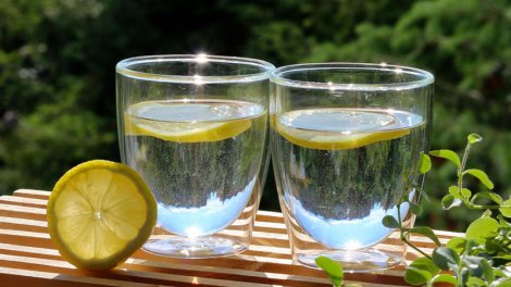 Hər gün limonlu su içsəniz, orqanizminizə nə baş verər?