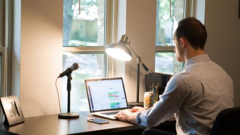 "Evdən iş" mübahisə yaratdı: İşçi necə qorunacaq?