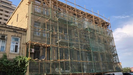 Bakıda təmir zamanı tarixi abidəyə zərər vuruldu, yağış suyu evlərə doldu - FOTO