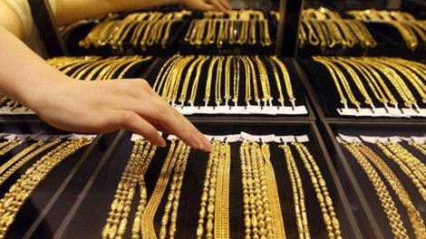 Alıcı kimi mağazaya daxil oldu, qır-qızılı oğurlayıb getdi