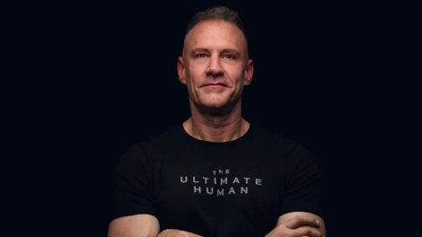 55 yaşı var, amma bədəninin 20 yaşı olduğunu deyir: 7 sirrini açıqladı