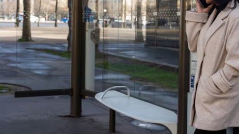 Dayanacaqda çantadan 6 minə yaxın pul götürdü - Səhəri televiziyaya üz tutdu