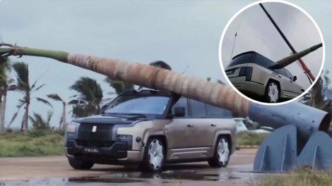 Yeni dayanıqlılıq standartı: "BYD U8"in damına bir ton taxta töküldü - VİDEO