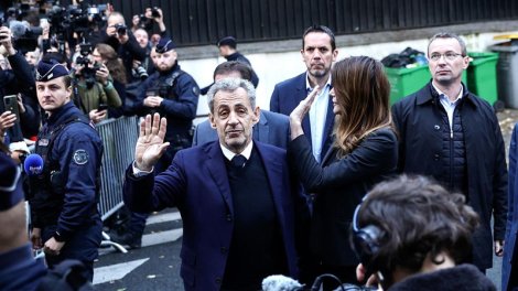 Fransanın keçmiş prezidenti kamera yoldaşlarından şikayətləndi