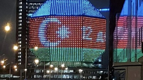 Belarusun Milli Kitabxanası Azərbaycan bayrağının rənglərinə boyanıb