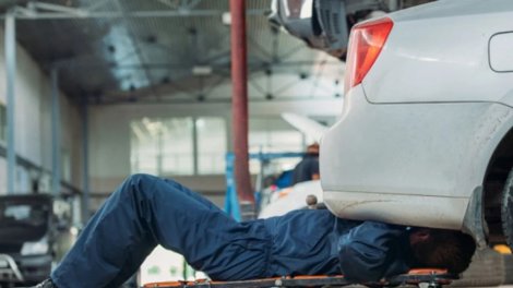 Təmir etdiyi maşının altında qalaraq öldü