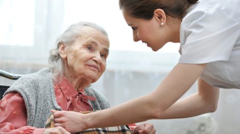 Bakıda dayə qulluq etdiyi yaşlı qadını döydü - Kameraya düşdü