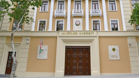 Nazirlər Kabinetinə məxsus minik avtomobli neçəyə satılıb?