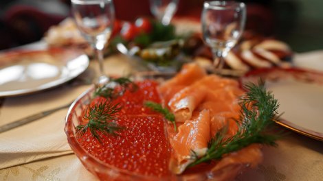 Həkim: Hamilə qadınlar kürü və az duzlu balıq yeyərkən diqqətli olmalıdır