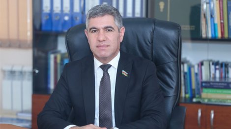 Deputat universitetdə dərs deməyə başladı