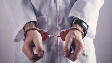 Həkim məhkəmə zalında həbs edildi