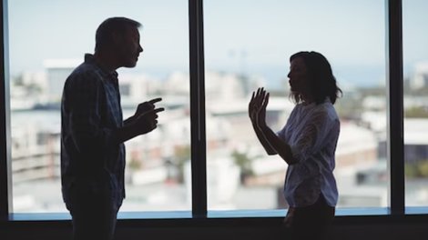 Müəllimi məktəbdə ölümlə hədələyib- Özünü belə müdafiə etdi