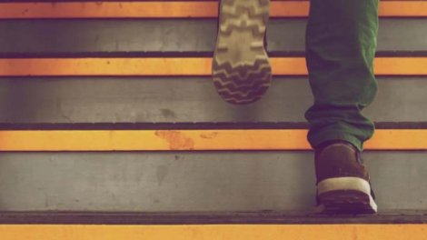 Pilləkənlə qalxarkən təngnəfəslik: Həkimlər bunun normal olub-olmadığını açıqladı