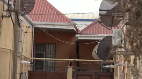 Bir-birinə yapışan evlər: Xırdalanda xaotik vəziyyət hökm sürür