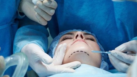 Estetik əməliyyat etdirən qadının nitqində problem yarandı - VİDEO