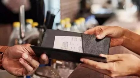 Restoranlarda xidmət haqqı biabırçılığı - Qanunsuzluğa sponsorluq etməyin!