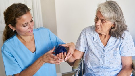 Alimlər insultdan sonra nitqi bərpa etmək üçün cihaz yaratdı